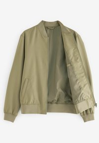 Veste bomber vert olive clair avec col, poignets et ourlet côtelés, partiellement ouverte montrant une doublure intérieure lisse et des poches latérales.
