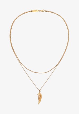 Collier doré présentant deux chaînes entrelacées et un pendentif en forme d'aile avec des accents de plumes détaillés.