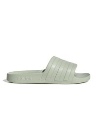 Sandale slide Adidas gris clair avec trois bandes sur la bride et le logo Adidas embossé sur le côté de la semelle.