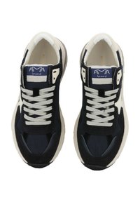 Sneaker navy e bianche che presentano una combinazione di tessuti testurizzati e suede, con un evidente dettaglio a stella bianca e un design con lacci standard.