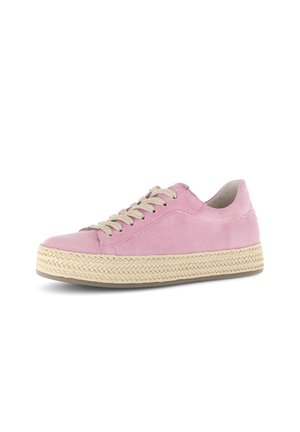 Pinkfarbener Veloursleder-Sneaker in niedriger Ausführung mit beiger geflochtener Plateausohle und beigen Schnürsenkeln, Seitenansicht auf weißem Hintergrund.