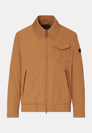 Brązowa kurtka rozpinana na zamek z ostrym kołnierzem, kieszenią na piersi z klapką, dwoma kieszeniami bocznymi na zamek i elastycznym pasem.