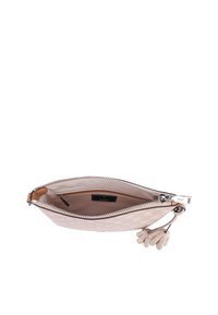 Borsa con zip beige con motivo logo in rilievo, esterno liscio, texture sottile e etichette decorative. Interno foderato con etichetta del marchio.