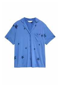 Camisa de manga corta azul en una tela suave, con patrones de estrellas azul oscuro y un bolsillo en el lado izquierdo, con botones en la parte delantera y cuello.
