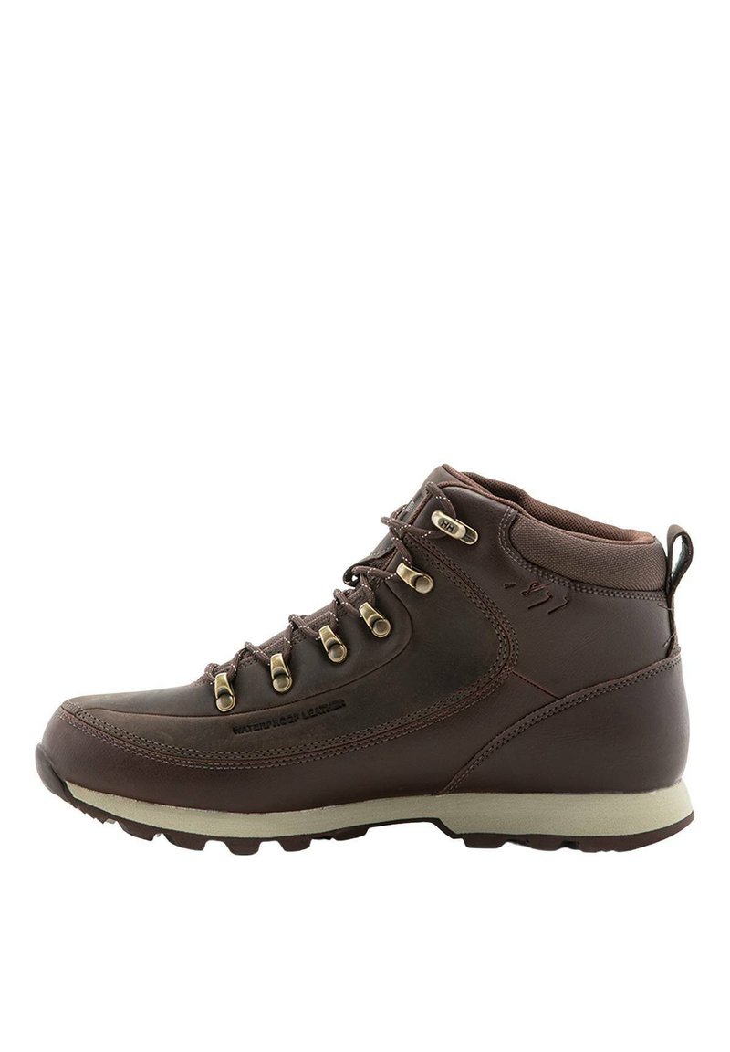 Bota de senderismo de cuero marrón con diseño de media altura, ojales metálicos, suela resistente y logo en relieve. Acabado texturizado y característica impermeable.