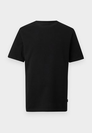 Μαύρο κοντομάνικο t-shirt με στρογγυλή λαιμόκοψη, με μικρό διακριτικό λογότυπο στο πάνω αριστερό μέρος του στήθους και μικρό ταμπελάκι στη ραφή στο πλάι.