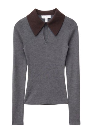 Graues, geripptes Langarmoberteil mit einem braunen, kontrastierenden Kragen und einem Schlüsselloch-Ausschnitt am Halsausschnitt. Glatte Textur und taillierter Schnitt.