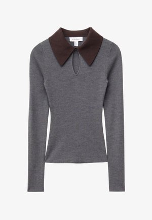 Graues, geripptes Langarmoberteil mit einem braunen, kontrastierenden Kragen und einem Schlüsselloch-Ausschnitt am Halsausschnitt. Glatte Textur und taillierter Schnitt.