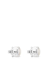 Pendientes de plata con un diseño redondeado, que presentan un incrustación de cerámica blanca y cuatro acentos de garras. Marcados "TOUS" y "S925" en la parte posterior.