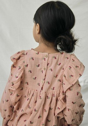 Roze jurk met bloemembroidery en kleine rode kersen. Volants mouwen, knoopsluiting op de rug en een gestructureerde stof.