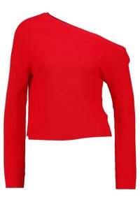 Rode ribgebreide sweater met één schouder en lange mouw aan de andere kant, cropped lengte en een gladde textuur.