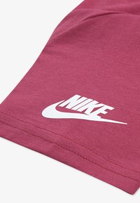 Nike Sportswear FUTURA EVERGREEN TEE UNISEX - Marškinėliai su spaudiniu - sweet beet