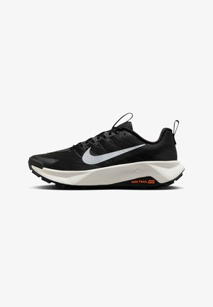 Sort trail løbesko med en tekstureret overflade, hvid Nike swoosh, polstret sål og orange "NIKE TRAIL ATC" accent. Letvægtsdesign.