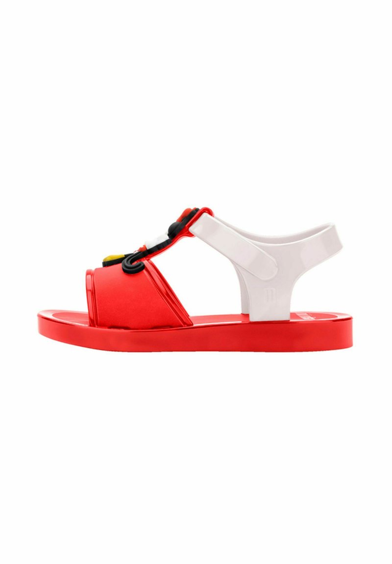 Sandali rossi e bianchi con cinturini regolabili, finitura lucida, design open toe, suola piatta e dettagli in nero, giallo e rosso.