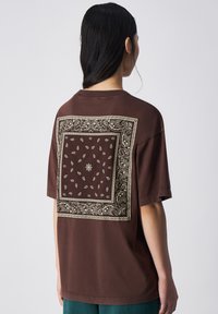 Champion Rochester CREWNECK STREET - Camiseta estampada - light brown