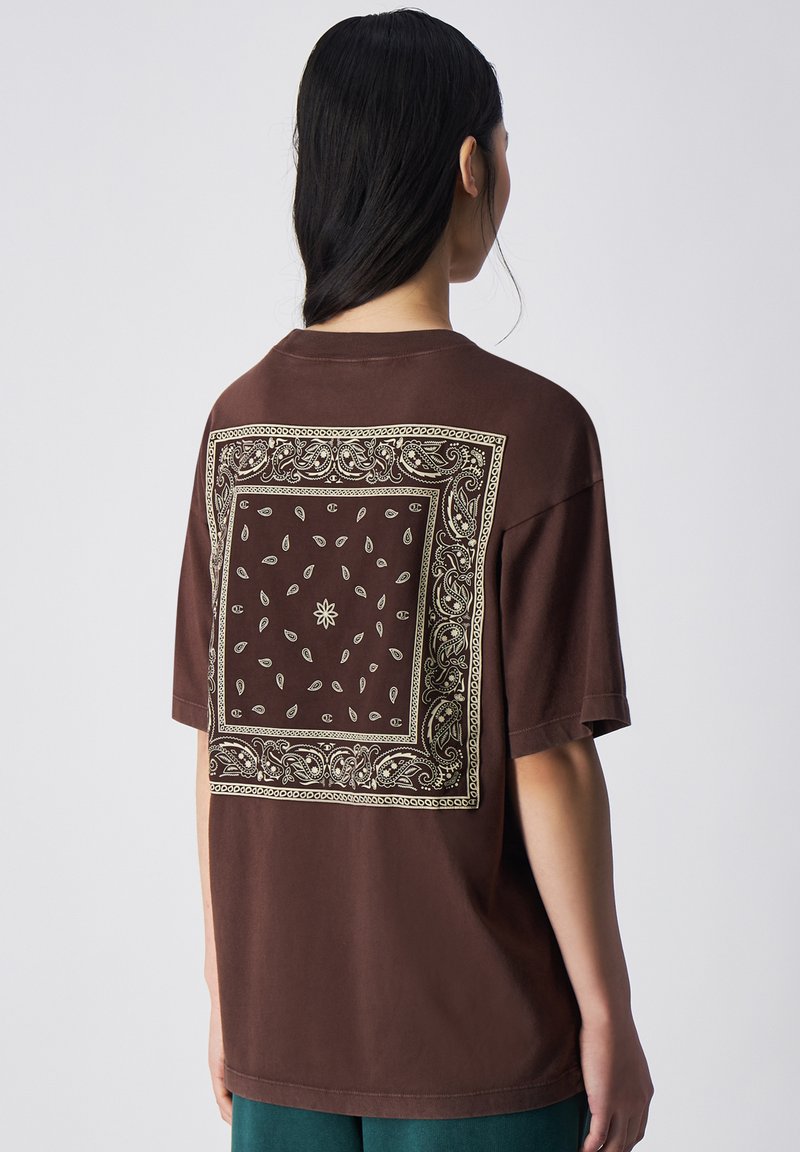 Champion Rochester CREWNECK STREET - Camiseta estampada - light brown