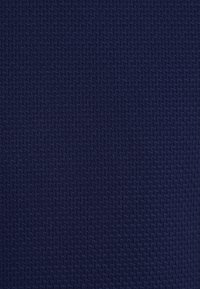 Marineblauwe, gestructureerde stof met een visgraatpatroon, met een gladde afwerking en een gemiddeld gewicht, geschikt voor kleding of bekledingstoepassingen.