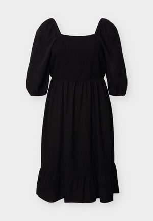 Sort midi-kjole med oppustede trekvartærmer, firkantet halsudskæring, rynket overdel og flæset kant mod en lys baggrund.