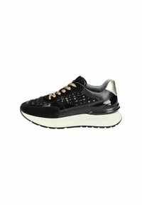 Zwarte sneaker van materialen zoals suede en lakleer, gouden oogjes, witte tussenzool, gestructureerde bovenkant en slank ontwerp.