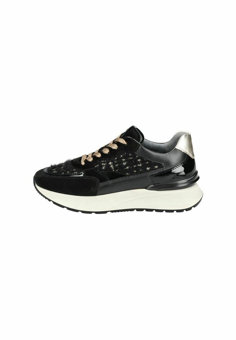 Zwarte sneaker van materialen zoals suede en lakleer, gouden oogjes, witte tussenzool, gestructureerde bovenkant en slank ontwerp.