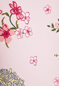 Blommig tyg i rosa med röda och vita blommor. Har konturer av blommor och gröna blad, texturerad yta.