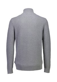 Grauer Pullover mit hohem Kragen, strukturiertem Strickmuster, figurnahem Schnitt und Rippbündchen sowie -saum. Nahtloses Design ohne Logos.