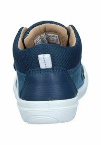 Navyblaue Sneaker aus einer Kombination aus Leder und Textilmaterialien, mit weißer Sohle, gepolstertem Schaft und einem Zugband hinten für ein einfaches An- und Ausziehen.