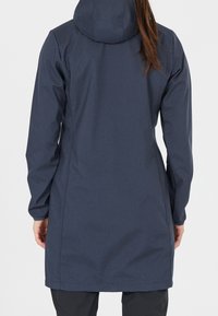 Mörkblå vattentät jacka med huva, långa ärmar, sidorsöm och rak skärning. Slät textur med minimala detaljer.