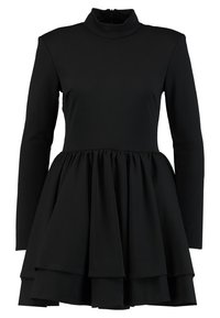 Musta mekko, jossa on korkea kaulus, pitkät hihat ja liehuva hame kerroksilla varustetuilla röyhelöillä. Valmistettu sileästä teksturoidusta kankaasta.