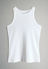Top in tessuto a costine bianco con scollatura rotonda e spalline larghe. Texture liscia e orlo dritto, progettato per una vestibilità aderente.
