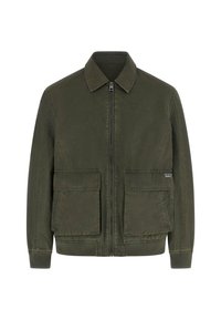 Ciemnozielona kurtka na zamek z kołnierzem, dwoma dużymi przednimi kieszeniami z patkami, ściągaczami na mankietach oraz małym logo Guess na prawej kieszeni.