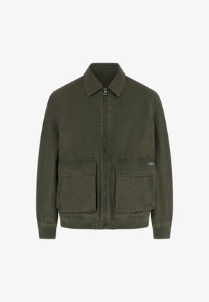 Tumši zaļa rāvējslēdzēja jaka ar apkakli, divām lielām priekšējām kabatām ar atloku, ribām apdari uz aprocēm un mazu Guess logotipu uz labās kabatas.