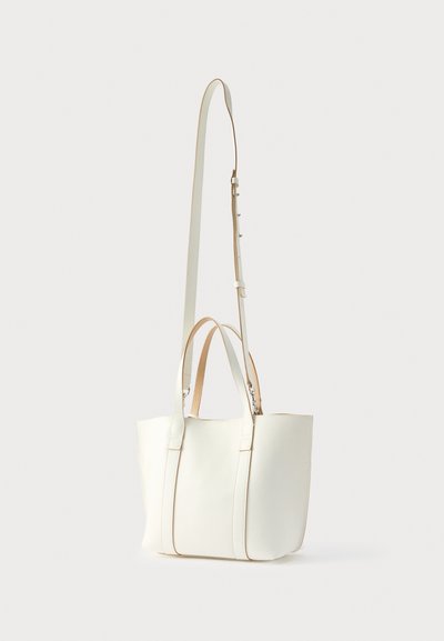 Άσπρη τσάντα tote από δερμάτινη υφή με ανοιχτό μπεζ λεπτομέρειες και δύο πάνω λαβές, με ρυθμιζόμενο ιμάντα ώμου και ανοιχτό πάνω μέρος.