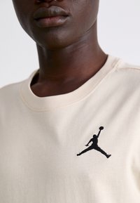 Jordan JUMPMAN CREW - T-shirt basic - legend light brown/black