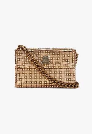 Gouden pailletten handtas met een rechthoekige vorm, voorzien van een chunky bronzen kettinghengsel en een decoratieve sluiting die lijkt op een hand.
