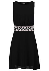 Vestido sin mangas negro con escote redondo y una amplia cinturilla con un patrón geométrico en blanco y negro.