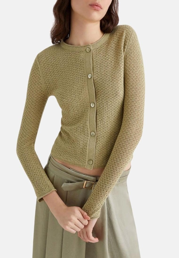 Cardigan in maglia verde oliva con maniche lunghe, scollatura rotonda e chiusura a bottoni. Presenta un motivo testurizzato e una silhouette aderente.