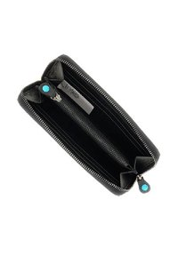 Portafoglio in pelle nera con zip, dotato di due scomparti, caratterizzato da un tirazip blu e una texture liscia. L'interno ha una fodera scura.