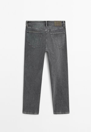 Graue Jeans aus Denim mit geradem Bein, fünf Taschen und einem Markenpatch am Bund; minimalistisches Design mit dezenten Nähten.