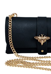 Zwarte leren clutch met een gestructureerde afwerking, gouden kettingriem en een bij-vormige sluiting. Compact rechthoekig ontwerp.