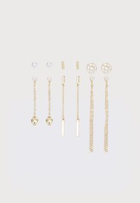 Øredobber i gulltone-sett med perlestifter, hjerteformede dråper, forlengede stangpendanter og sirkulære rhinestones.