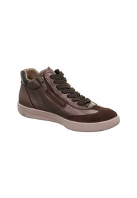 Brązowe skórzane sneakersy typu high-top z teksturowanym wykończeniem, sznurowanym designem, akcentem w postaci bocznego zamka błyskawicznego oraz gumową podeszwą. Zamszowe detale w pobliżu palców.