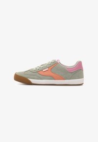 Zapatillas de ante en verde claro con acentos en naranja y rosa. Cuentan con suela de goma blanca y diseño de cordones. El material texturizado añade detalles.