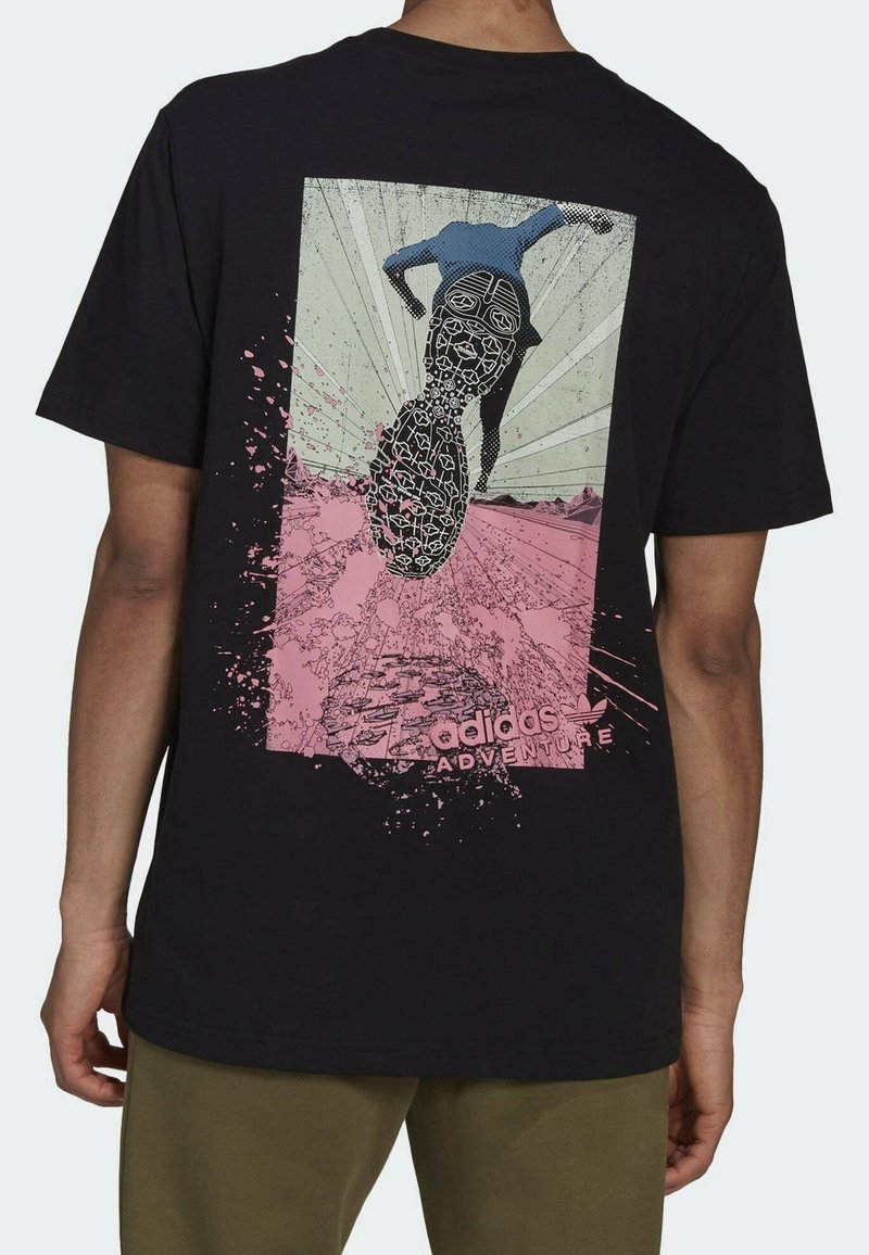 Černé bavlněné tričko s grafickým potiskem na zádech – silueta běžce, růžové skvrny a branding "adidas ADVENTURE".