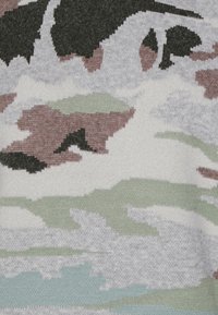 Tejido de punto con un patrón de camuflaje en tonos de verde, gris, marrón y negro, con una textura suave y una profundidad visual.