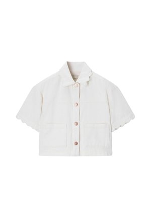Chemise blanche à manches courtes avec des bords festonnés au col et aux manches, dotée de deux poches devant et de quatre boutons au centre.