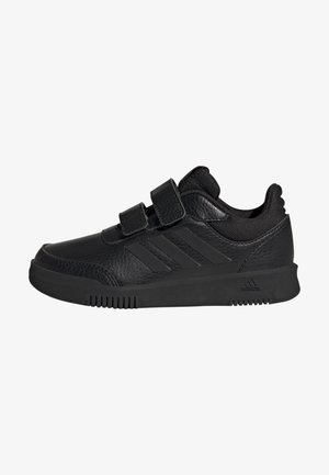 Scarpa sportiva nera con tomaia in pelle texturizzata, due cinturini in velcro e suola in gomma. Presenta tre strisce nere sul lato.