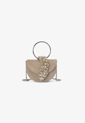 Bolso de ante beige con forma de media luna, que presenta un asa de anillo metálico y un adorno decorativo de diversas piedras similares a cristales.