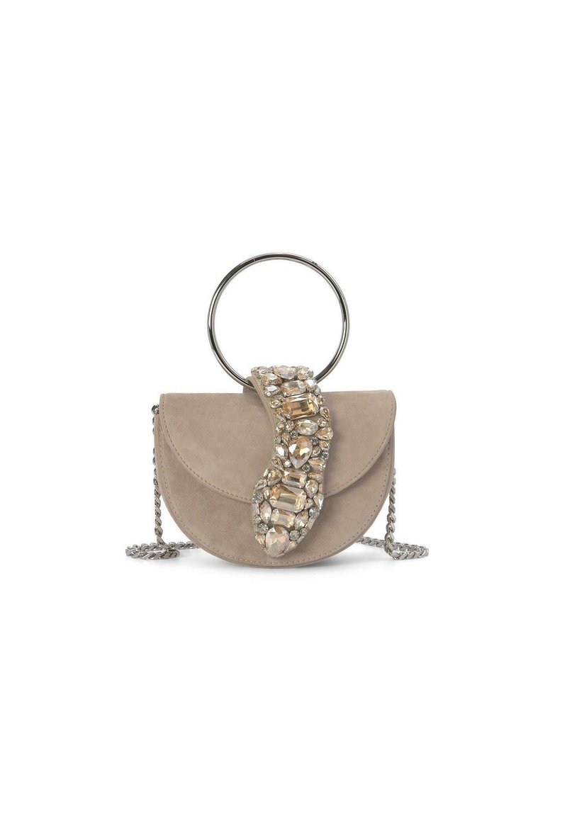 Bolso de ante beige con forma de media luna, que presenta un asa de anillo metálico y un adorno decorativo de diversas piedras similares a cristales.