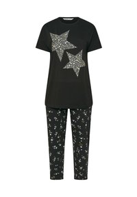 Set di abbigliamento da casa in cotone nero composto da una maglietta a maniche corte con due applicazioni a forma di stella e pantaloni neri con un motivo di stelle in bianco e oro.